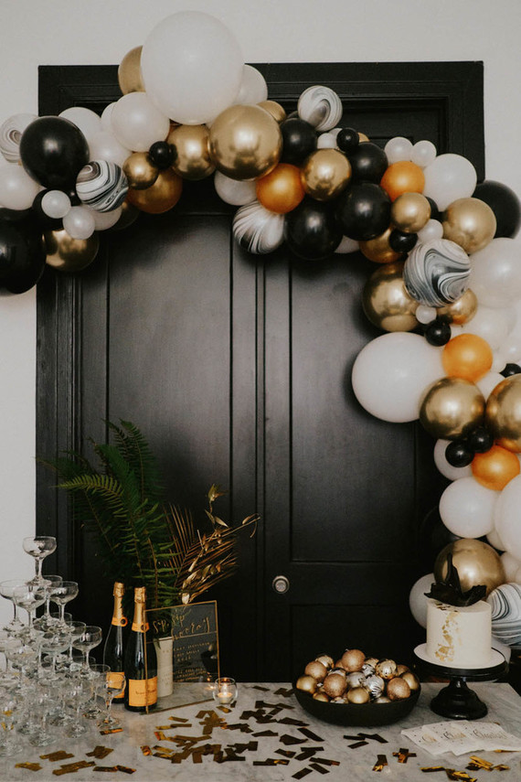 NYE party balloon arch