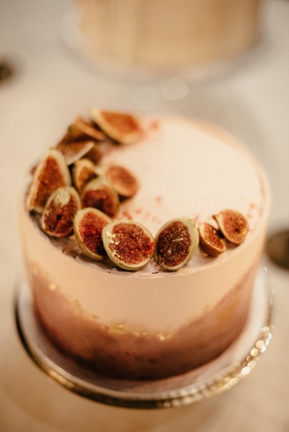 multiple wedding cakes