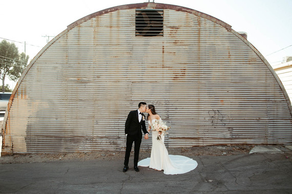 modern Smoky Hollows wedding