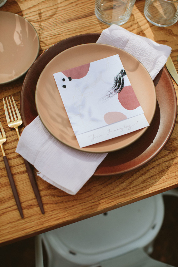 earthy modern place setting Inspiration
