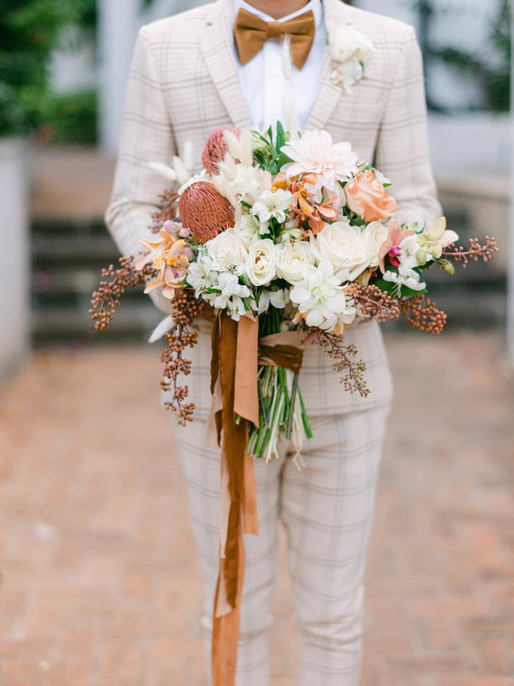 Neutral bridal bouquet