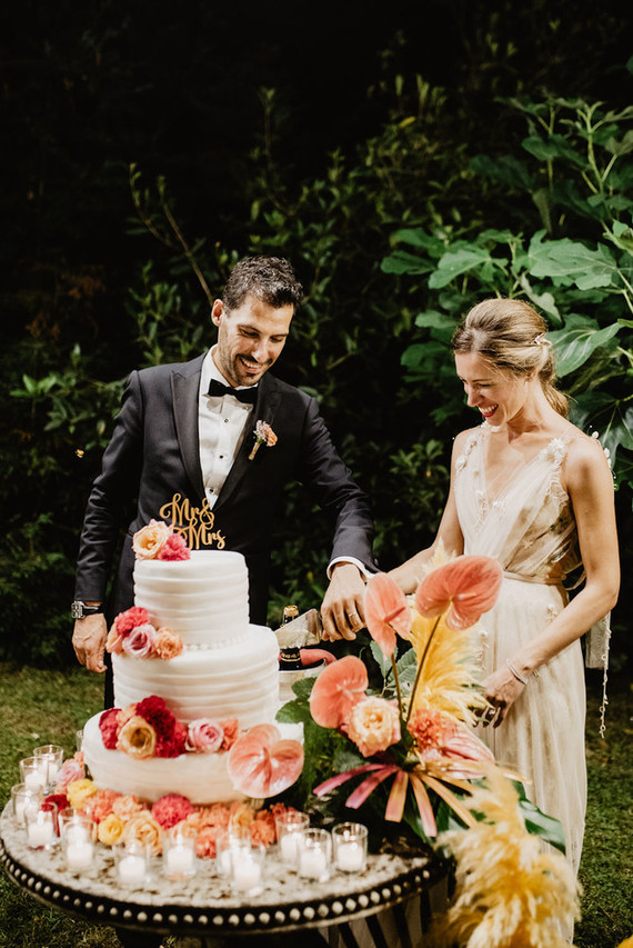 Tropical wedding cake table