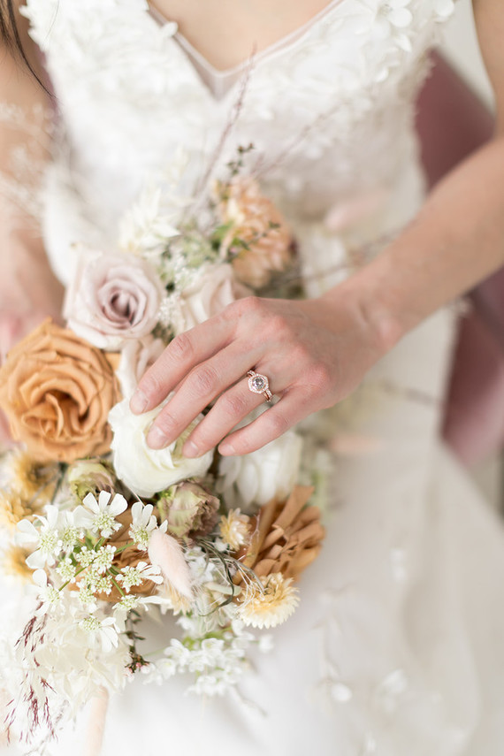 how to use dried flowers in your wedding