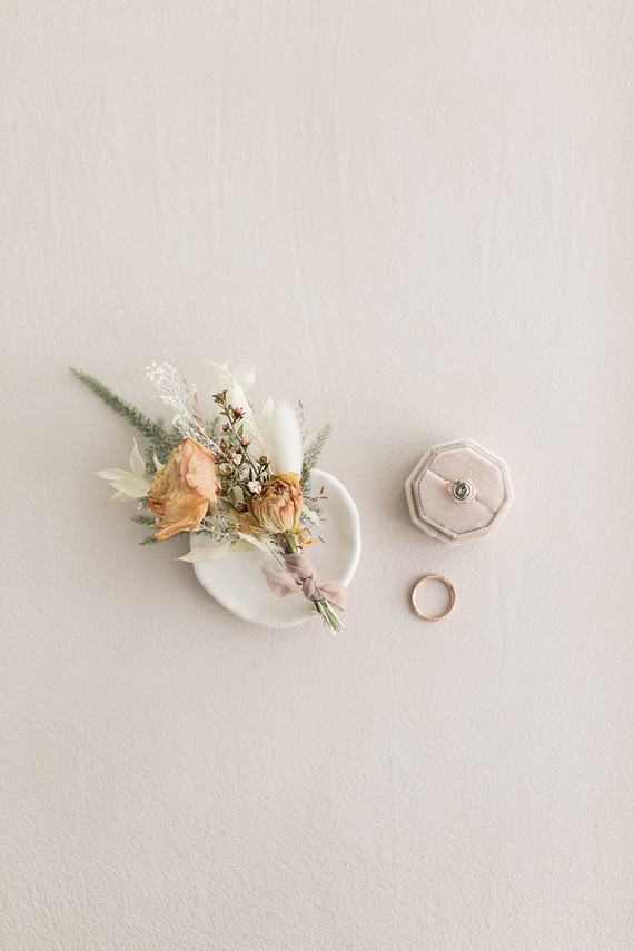 how to use dried flowers in your wedding