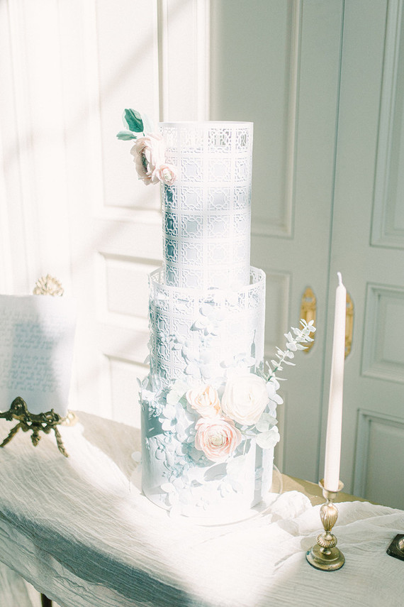 Elegant wedding cake