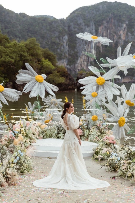 Daisy wedding decor