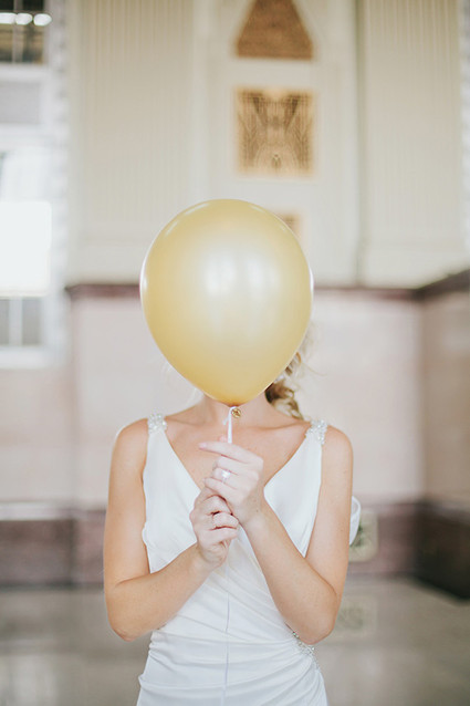 Art Deco bride with balloon