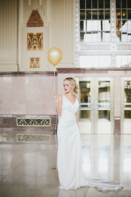 Art Deco bride with balloon