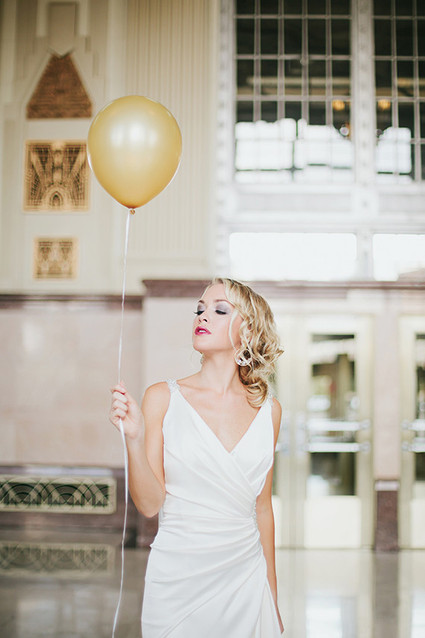 Art Deco bride with balloon