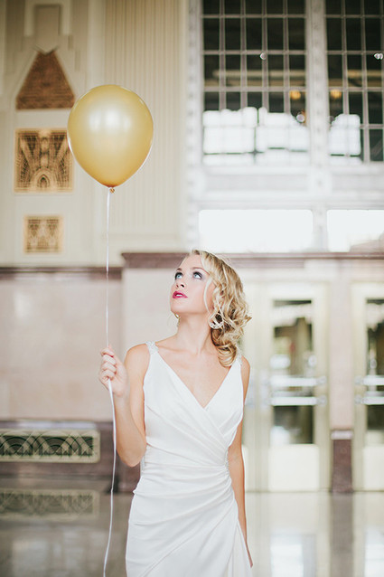 Art Deco bride with balloon