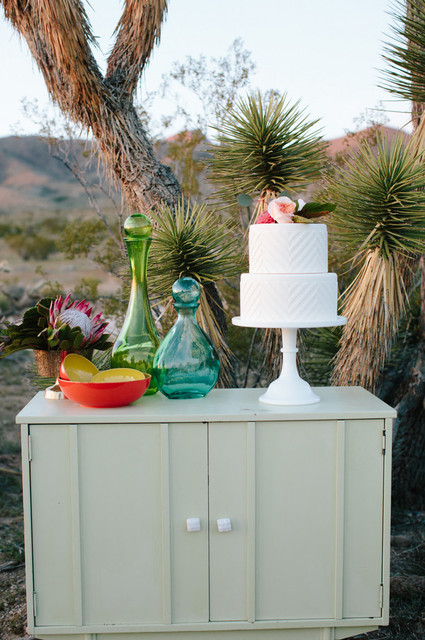 Modern white wedding cake