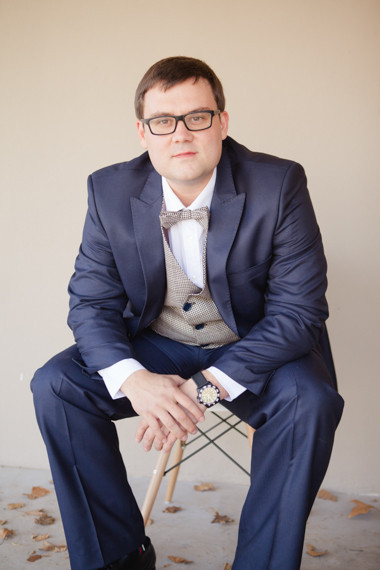 Groom with blue suit and brown bowtie