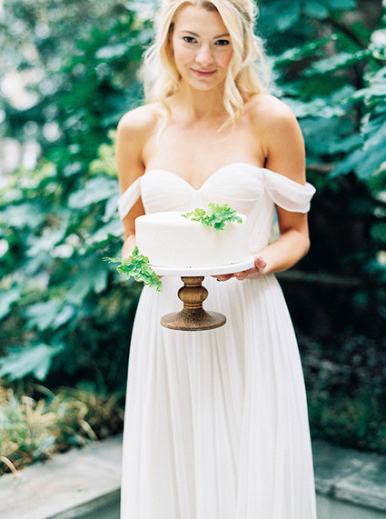 Simple white wedding cake