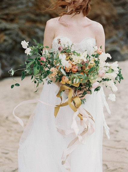 Loose and wild bridal bouquet