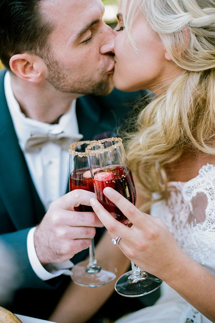 Kissing couple with cocktails