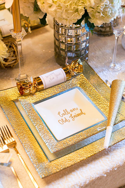 New Years gold place setting with favors Inspiration