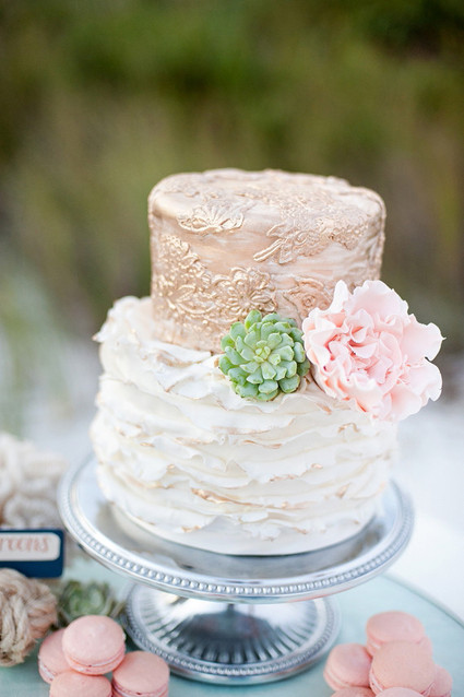 White and gold cake