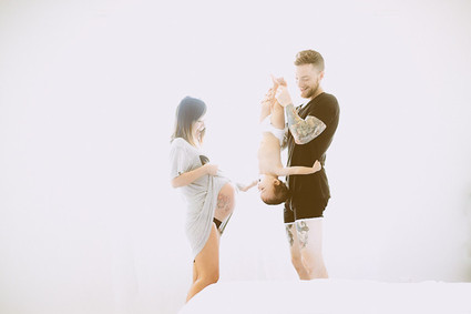 family maternity photos by Yuna Leonard