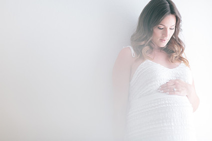 glamorous white maternity photos of Catherine