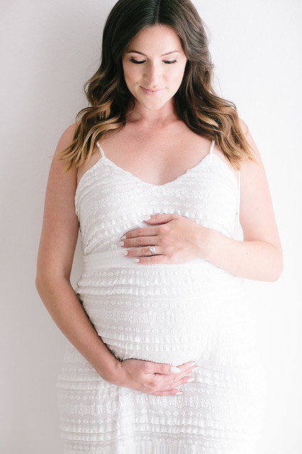glamorous white maternity photos of Catherine