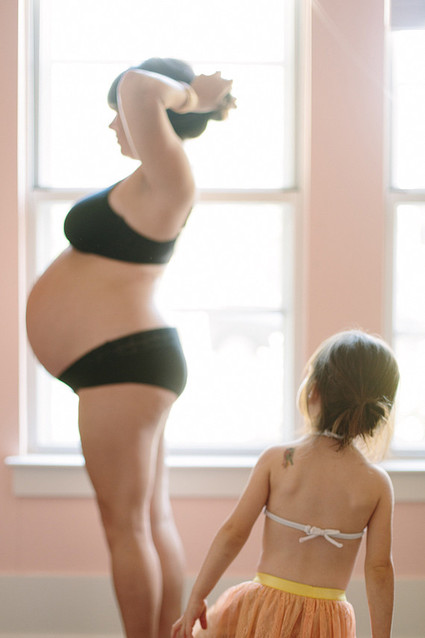 mama daughter maternity photos