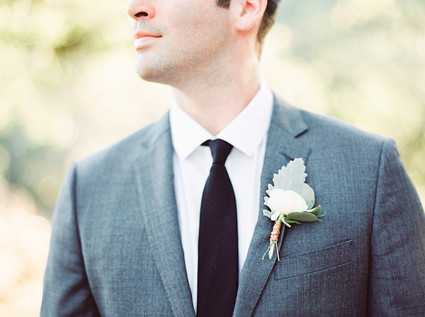Simple groomsmen boutonniÃ¨re Inspiration