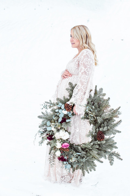 Winter maternity photos Inspiration