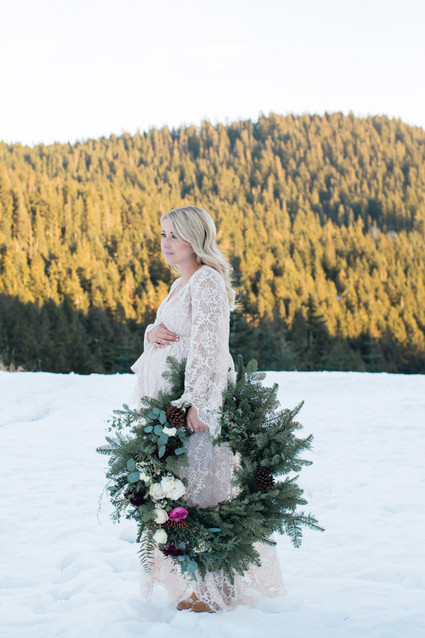 Winter maternity photos Inspiration