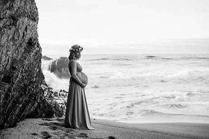 black and white beach maternity photos