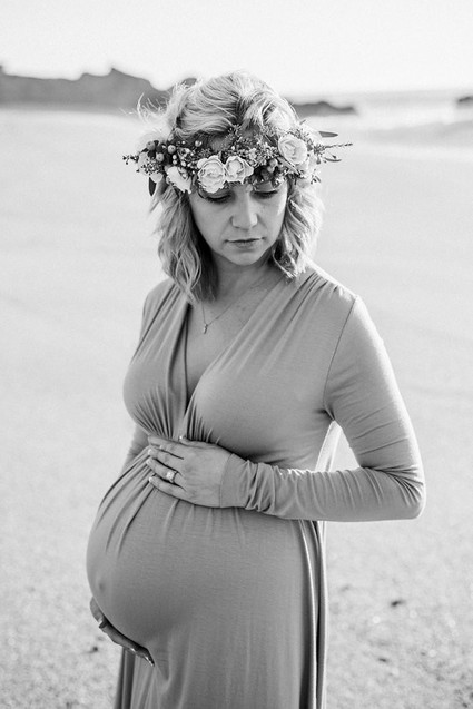 black and white beach maternity photos