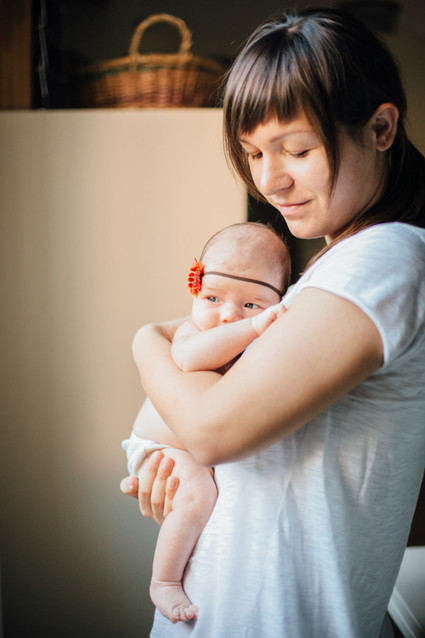 intimate newborn photos at home