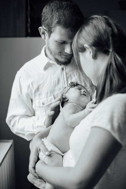intimate newborn photos at home