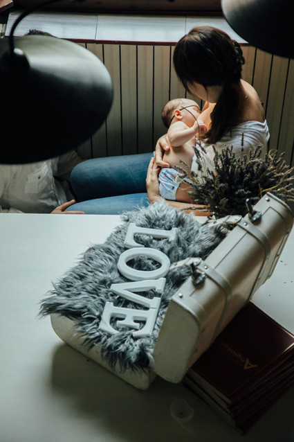 intimate newborn photos at home