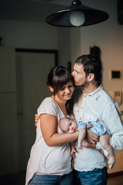 intimate newborn photos at home