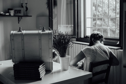 intimate newborn photos at home