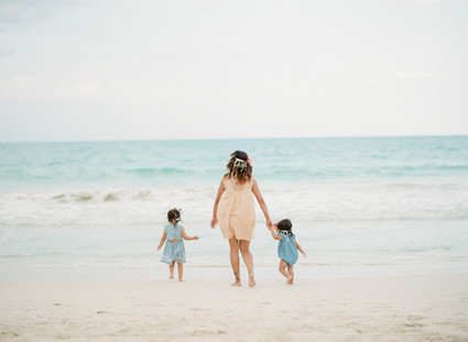 mother daughter beach session in hawaii