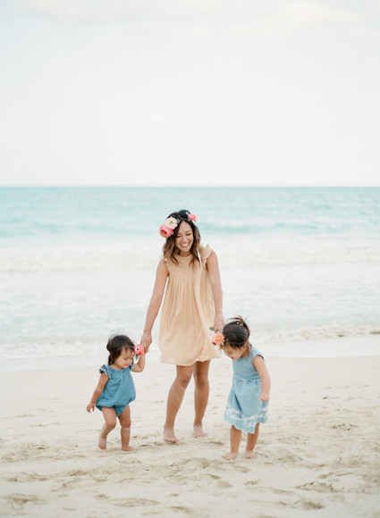mother daughter beach session in hawaii