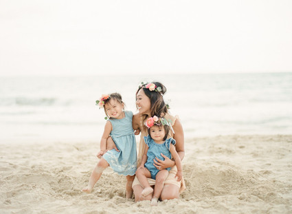 mother daughter beach session in hawaii