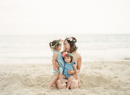 mother daughter beach session in hawaii