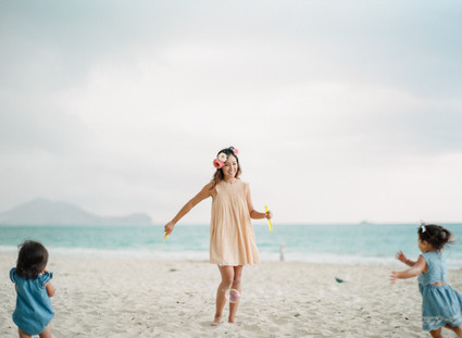 mother daughter beach session in hawaii