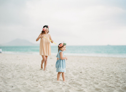 mother daughter beach session in hawaii