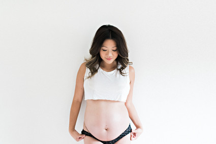 intimate romantic maternity photos