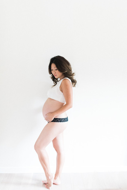 intimate romantic maternity photos
