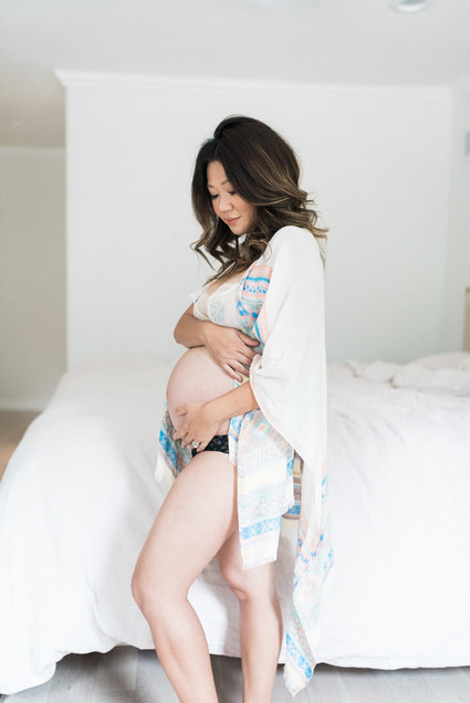 intimate romantic maternity photos