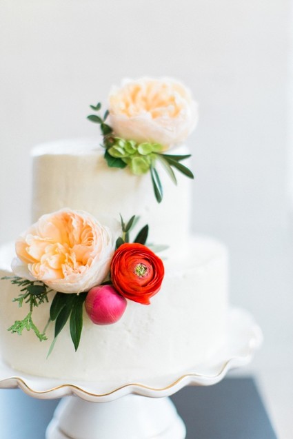 Modern white wedding cake