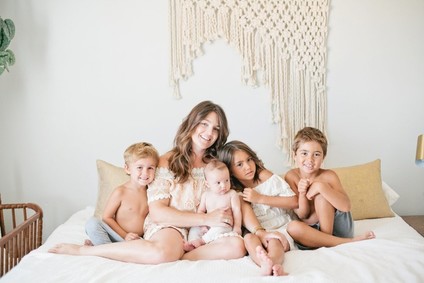 mama and four kids lifestyle session