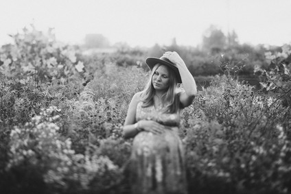 black and white vintage style maternity photos