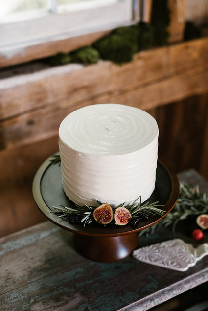 Simple white wedding cake