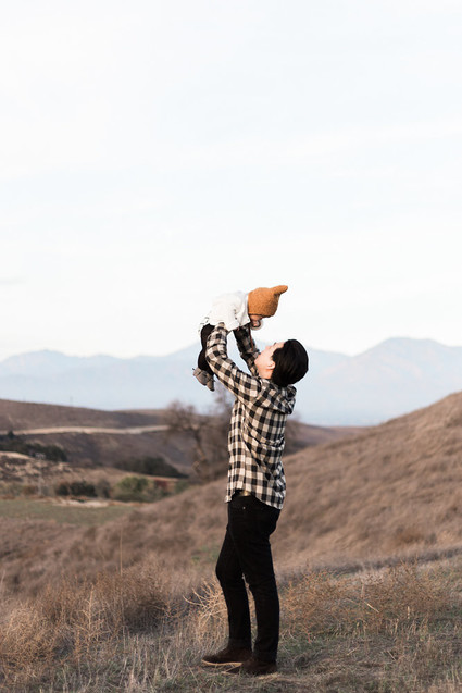 Wintery family photos of Laura Izumikawa