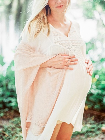 Romantic feminine maternity photos